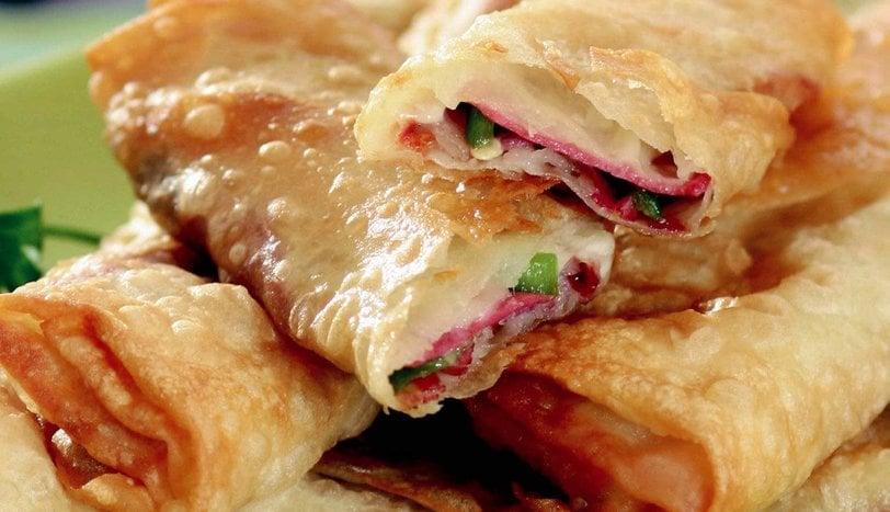 PASTRY WITH PASTRAMI AND TOMATO FILLING