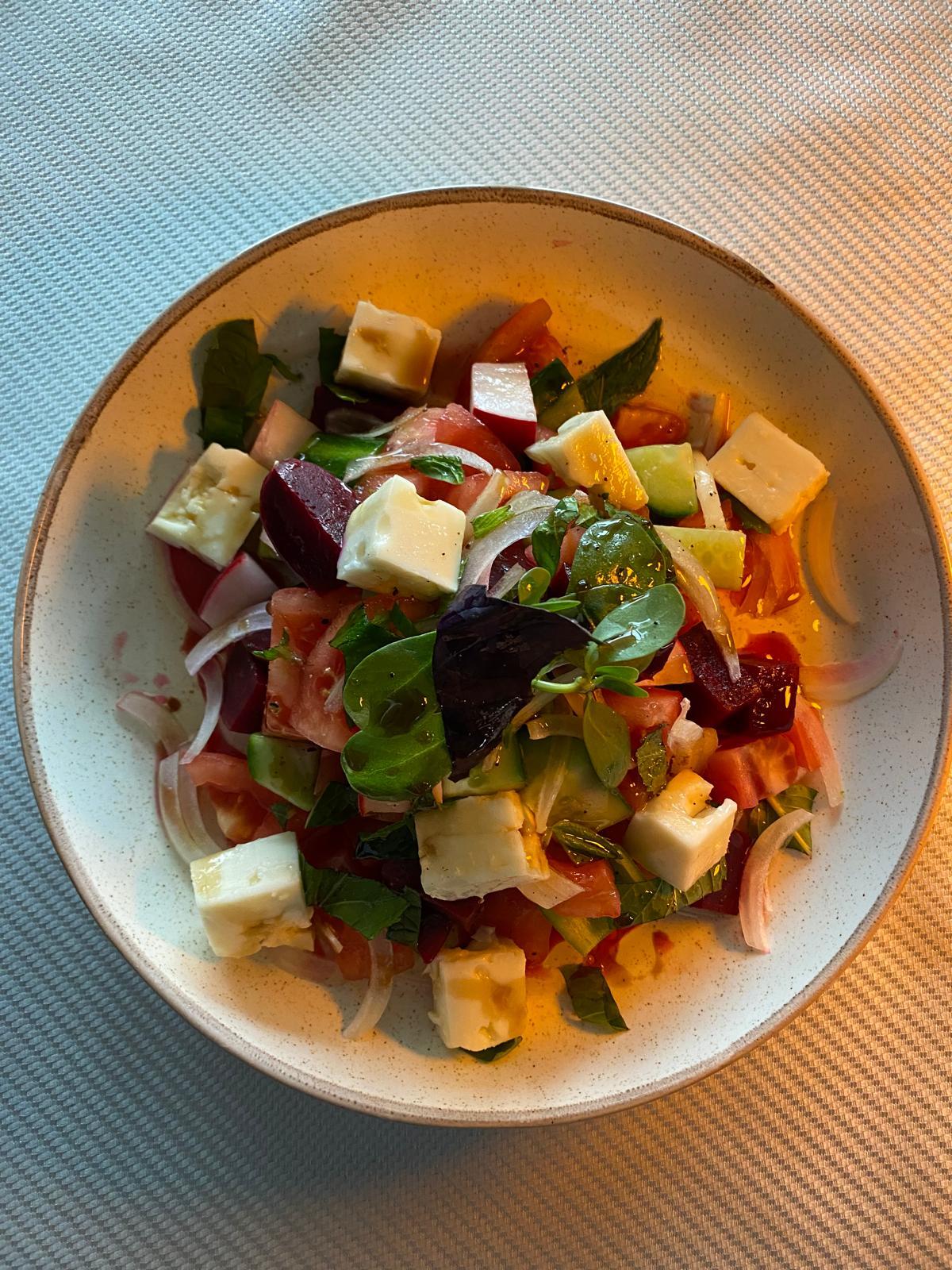 SHEPHERD'S SALAD WHIT BEETROOT